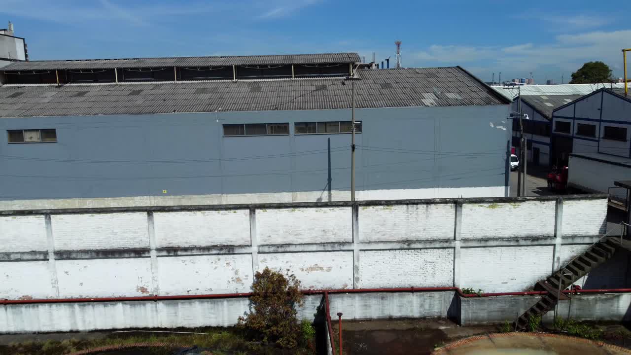un viaje inolvidable a través de la fábrica de licores abandonada de cundinamarca, donde la historia y la naturaleza convergen en una fascinante danza de decadencia y renovación.