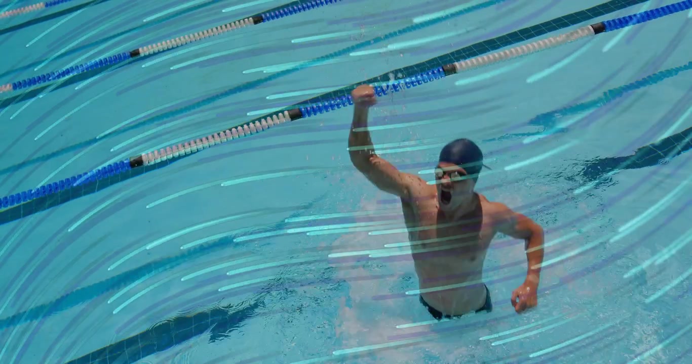 Schwimmer tritt Wasser, presst die Handflächen zusammen und ballt die Faust, um einen Fitness-Sieg entlang der Bahnen zu feiern.