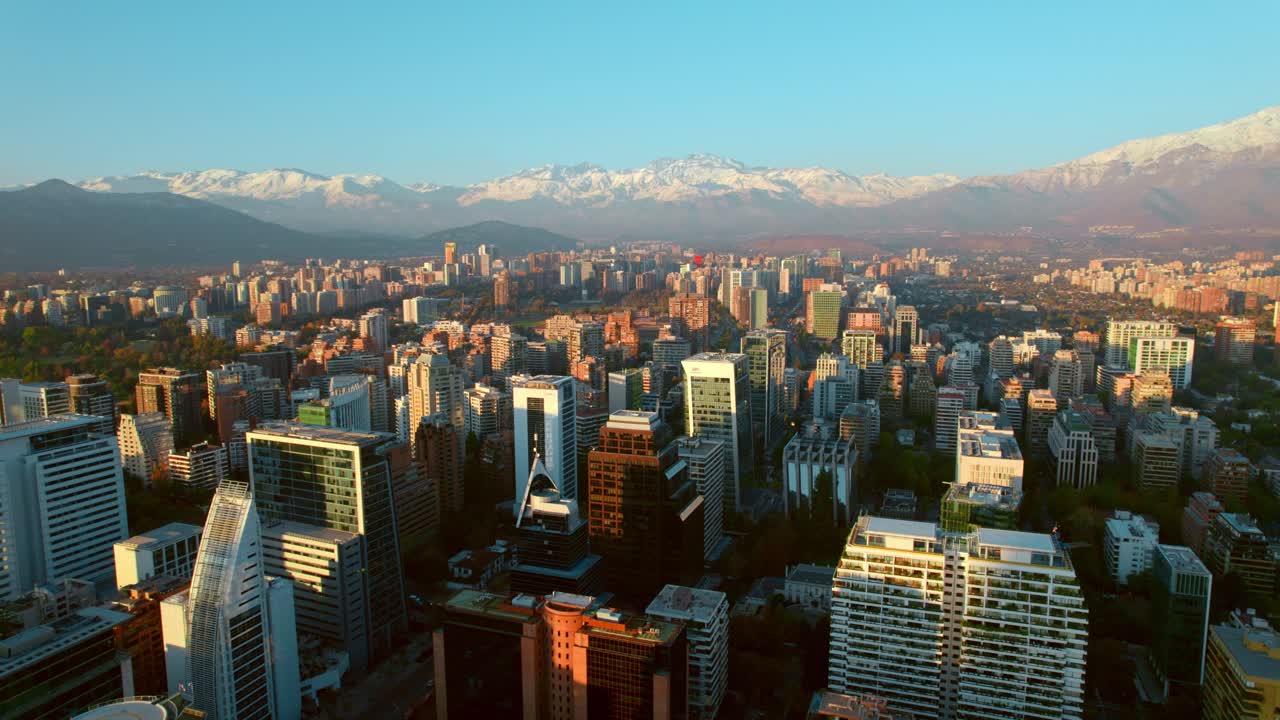 Santiago del Cile, vista panoramica con le Ande in lontananza, ripresa aerea.