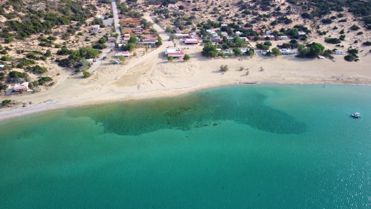 la playa sarakiniko con mar turquesa en la isla gavdos, grecia
