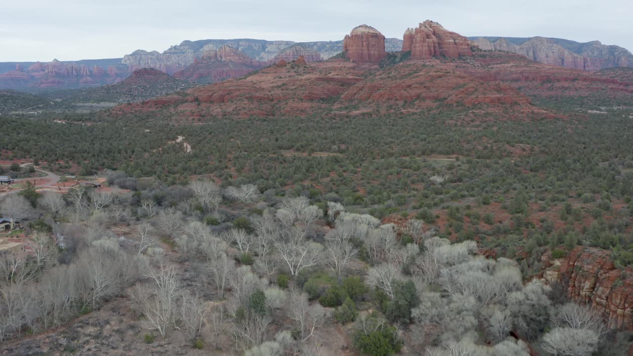 red rock butte's en el hermoso paisaje de sedona, arizona - inclinación aérea