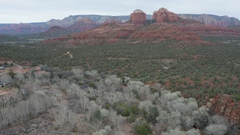 Red-Rock-Butte&#39;s-En-El-Hermoso-Paisaje-De-Sedona,-Arizona---Inclinación-Aérea