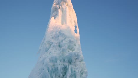 iceberg alto dentro de una pequeña ciudad en el norte de suecia, toma panorámica durante el amanecer