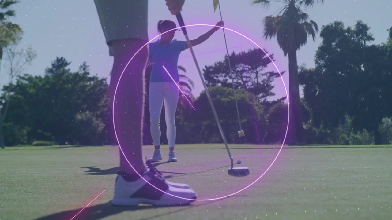 Golfista in primo piano che fa un passo, eseguendo un putt per imbucare la palla vicino alla bandierina, con sovrapposizioni al neon che pulsano sulla scena.