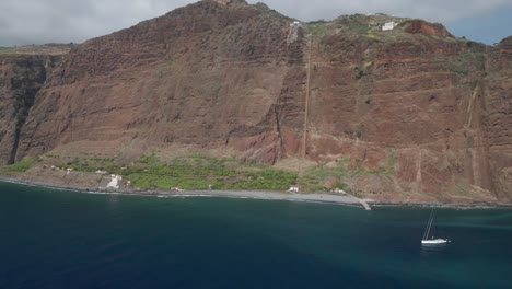 escénica roca escarpada de la isla turística madeira en el océano atlántico, antena
