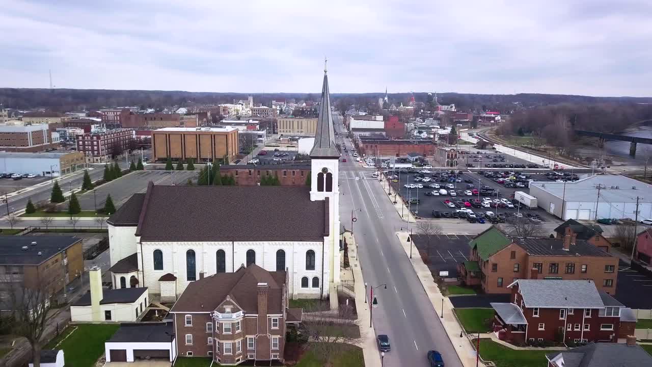 vista aérea sobrevuelo logansport pequeña iglesia blanca con campanario en el centro de la ciudad de indiana paisaje de la ciudad