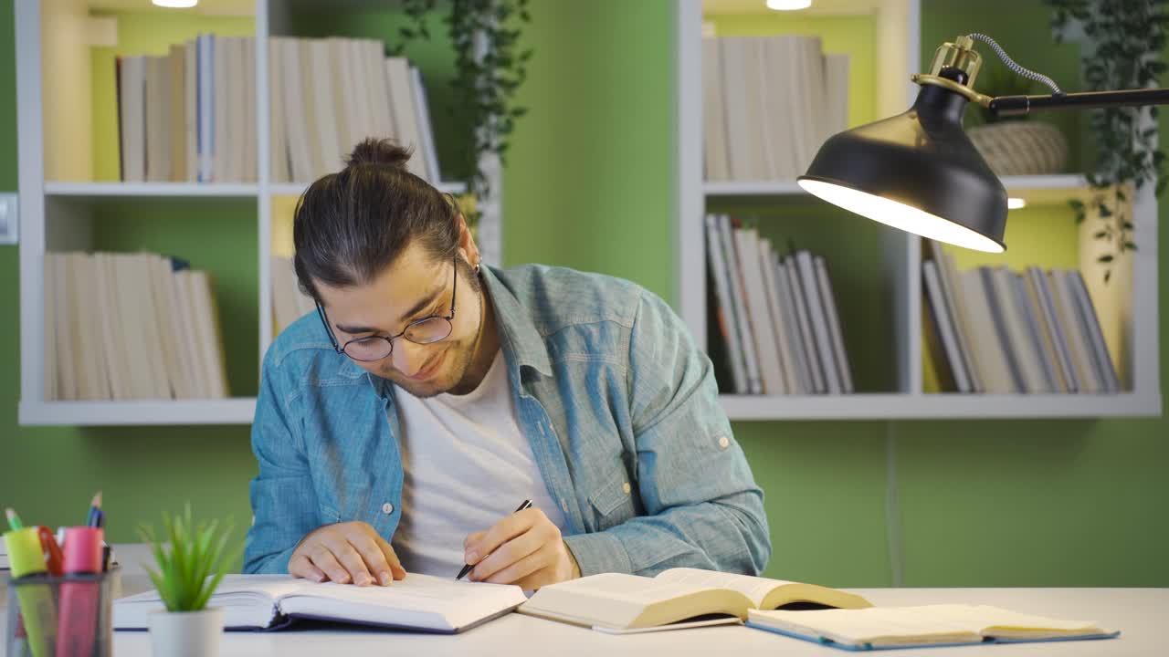 un joven estudiante universitario alegre y divertido.