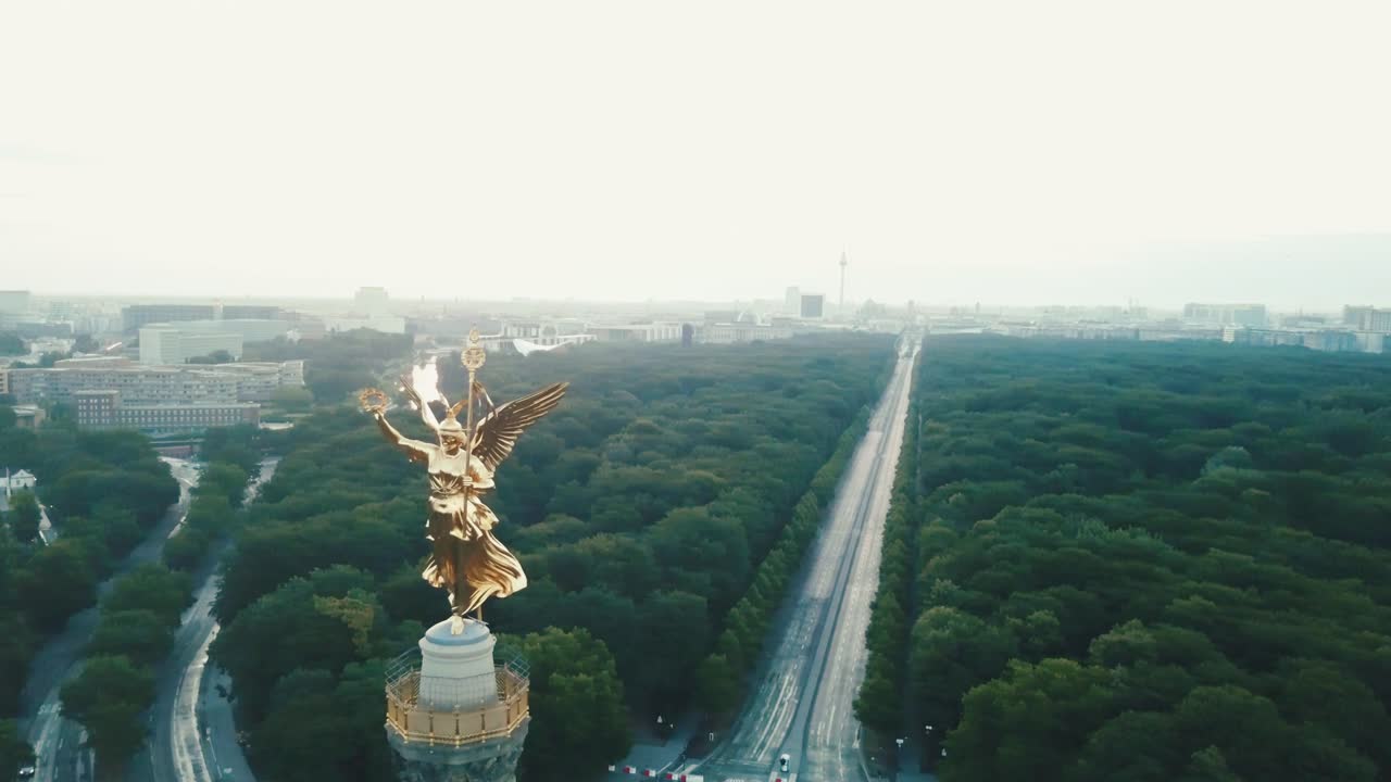 paralaje aéreo de drones sobre la columna de la victoria de berlín durante el amanecer cerca de la ciudad de berlín