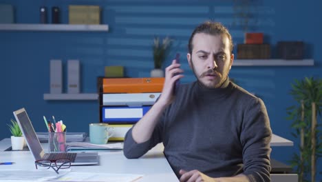 Hombre-Enojado-Y-Agresivo-Hablando-Por-Teléfono.