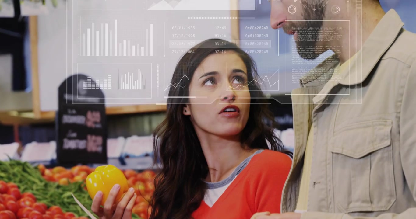 Pareja haciendo la compra, mujer sosteniendo un pimiento y consultando una lista para comprar, lo que provoca la aparición de gráficos HUD