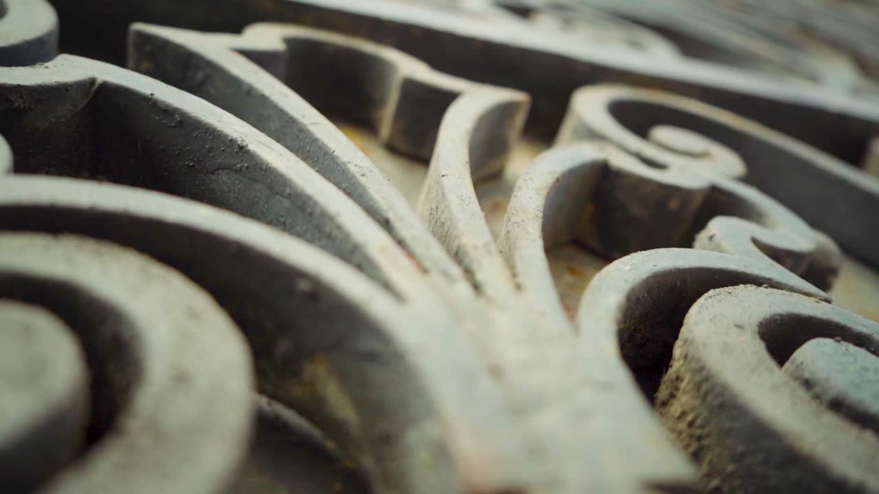 puerta de hierro oxidado metal adornado puerta cámara viajes