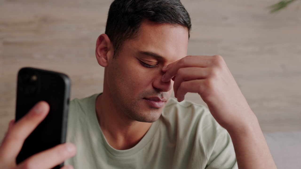 두통, 스트레스, 그리고 좌절한 남자와의 전화