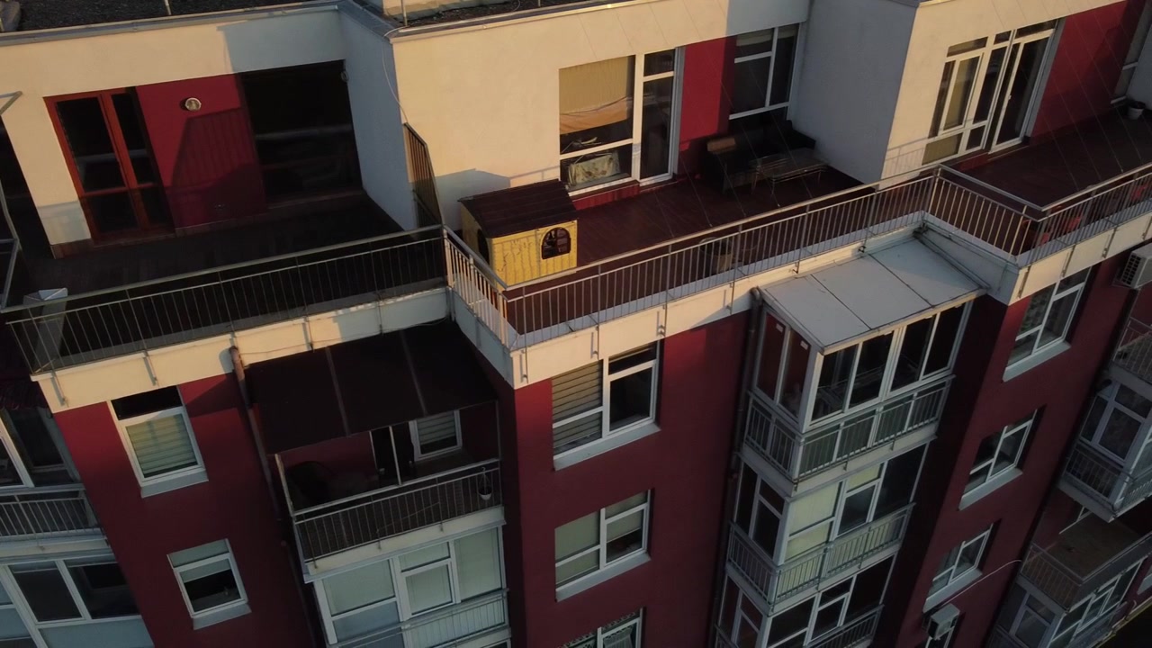 Luftfoto af en drone, der flyver over boligbygningen.
