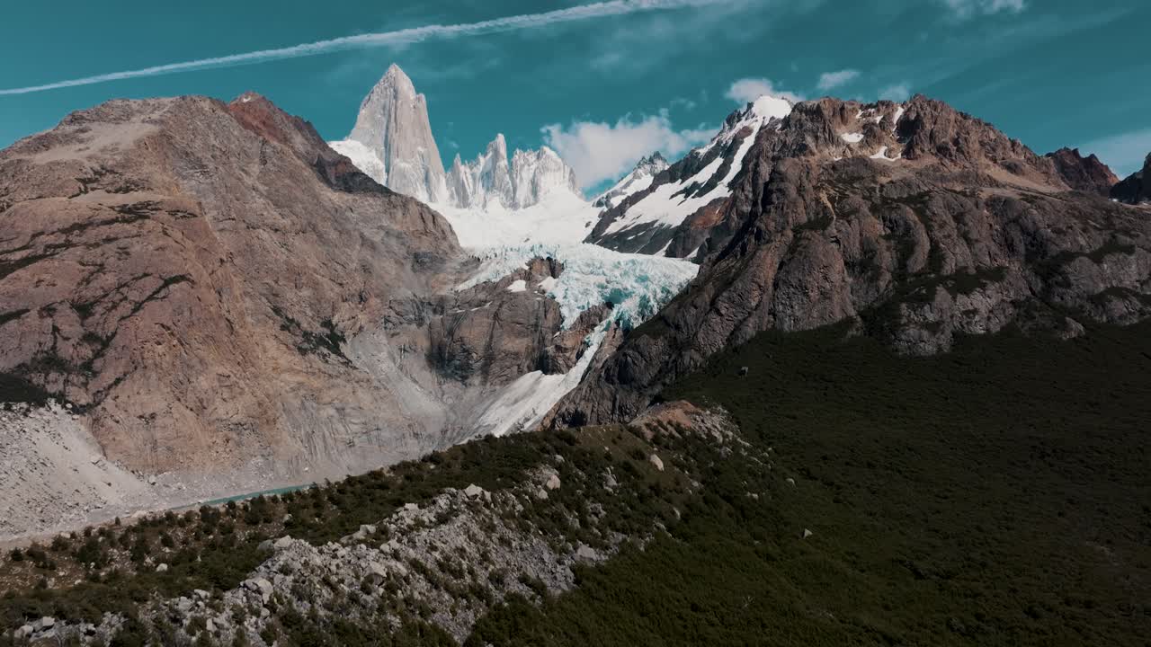 panoramico monte fitz roy in patagonia, argentina - tilt up shot