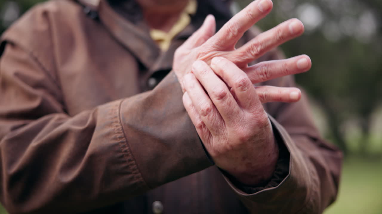 관절염과 건강을 가진 사람, 손과 통증