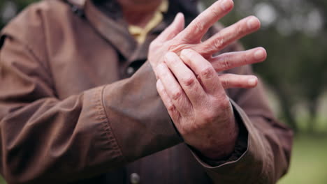 persona, manos y dolor con artritis y salud