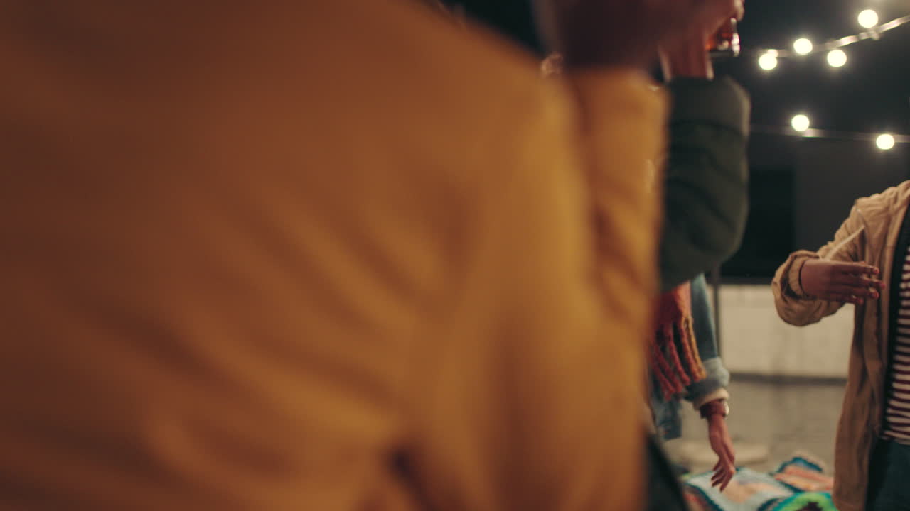 noche, mujer negra y baile en la fiesta en la azotea