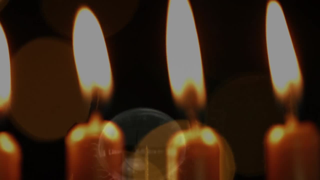 animación de velas encendidas con puntos de luz parpadeantes
