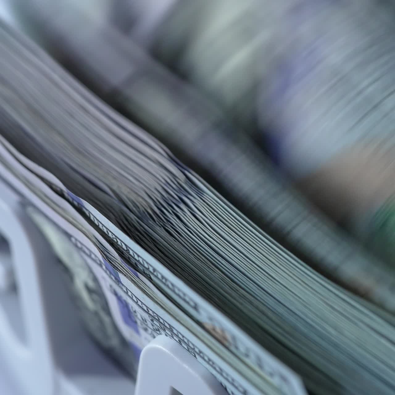 Meccanismo di conteggio che elabora banconote da cento dollari. Primo piano. Concetto di operazioni di capitale di investimento