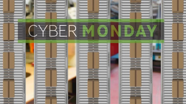 Banner di testo 'Cyber Monday' sopra numerose scatole di consegna su nastro trasportatore, sullo sfondo di una fabbrica.