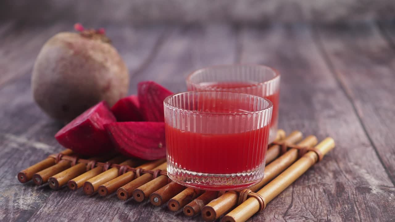 Succo fresco di barbabietola in bicchieri con barbabietole intere e a fette