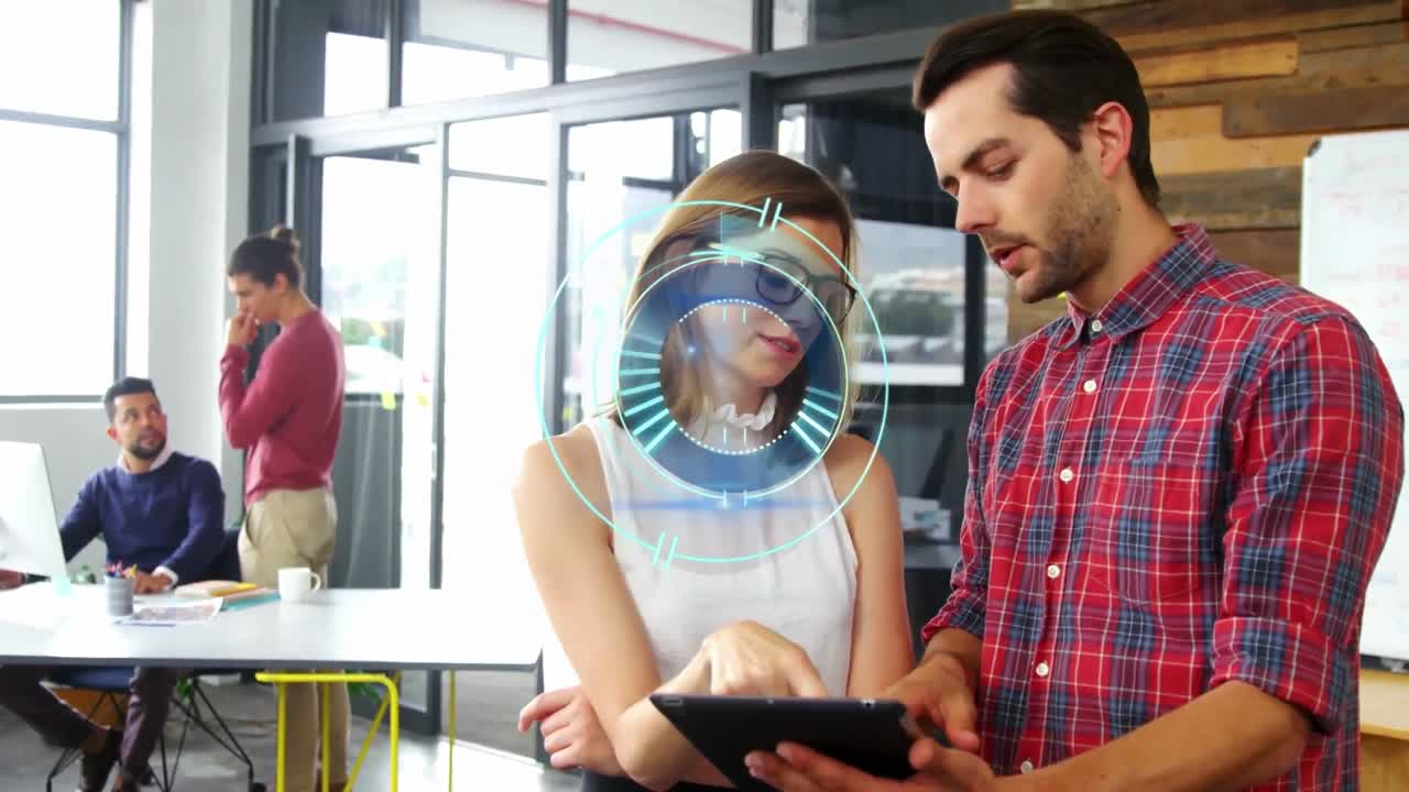 animación de escaneo de alcance sobre diversas personas de negocios que trabajan en la oficina.