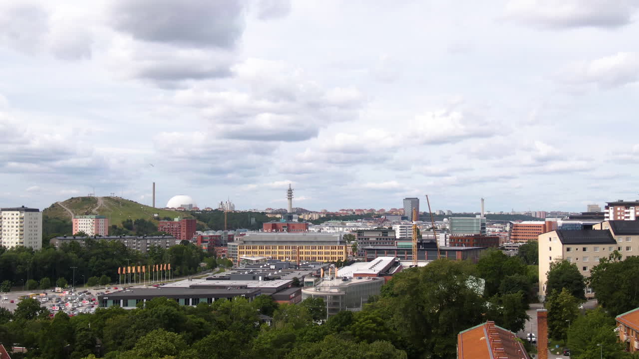 apartamentos y edificios industriales del distrito de nacka en la ciudad de estocolmo, tiro aéreo inclinado hacia abajo