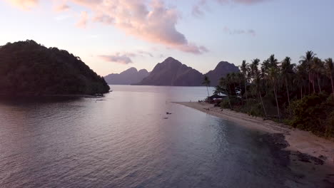 Vista-Aérea-De-La-Playa-De-El-Nido-Durante-La-Puesta-De-Sol-Con-Turistas-En-La-Playa