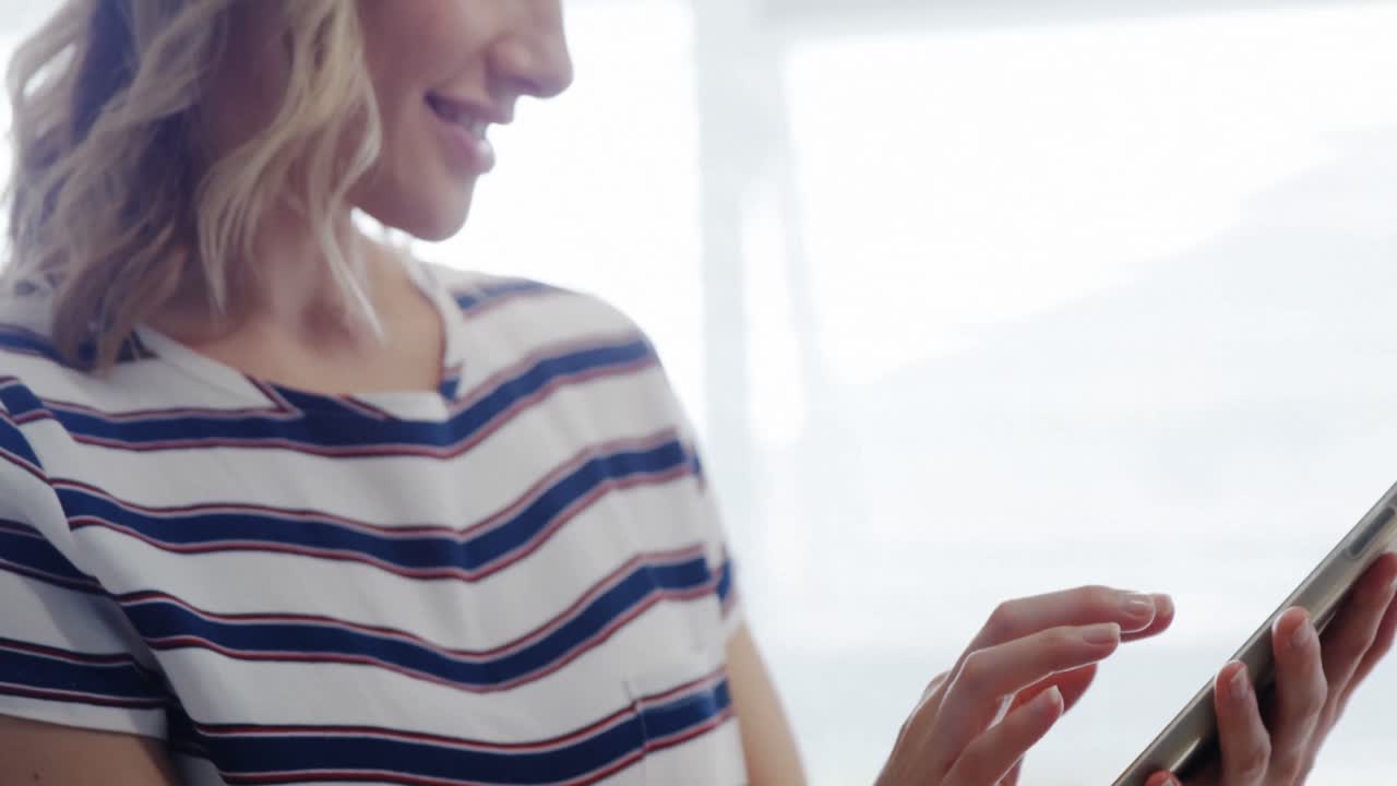 mujer rubia usando una tableta digital