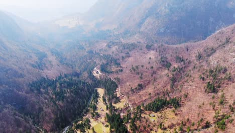 Espectacular-Vista-Aérea-De-Montañas-Y-Pueblos-En-Eslovenia-Europa-Con-Drone