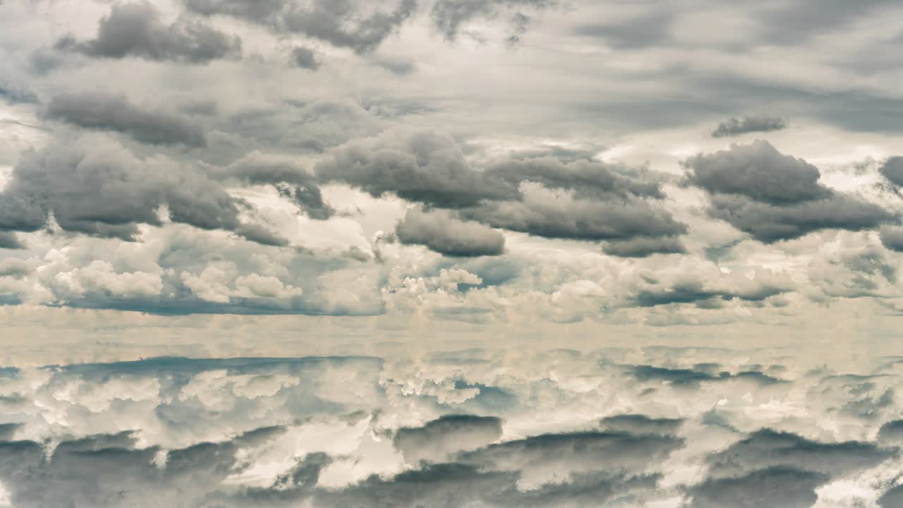 fondo futurista que consiste en un clip de lapso de tiempo de nubes blancas y esponjosas sobre el cielo azul y su reflejo, bucle de video