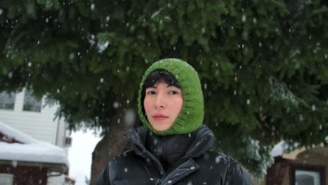 beautiful-woman-with-sharp-eyes-in-the-beautiful-snowfall