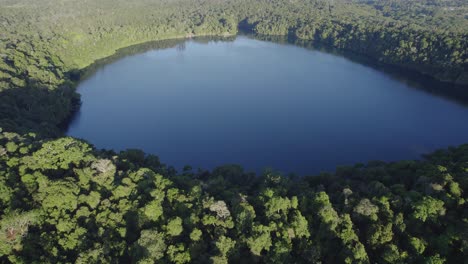 Vista-Panorámica-Del-Lago-Eacham-Durante-El-Día-En-La-Meseta-De-Atherton-De-Queensland,-Australia---Toma-Aérea