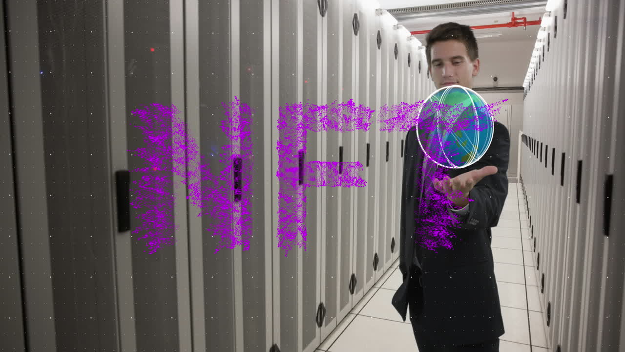 animación de texto nft, procesamiento de datos sobre hombre de negocios caucásico con globo por servidores de computadora.