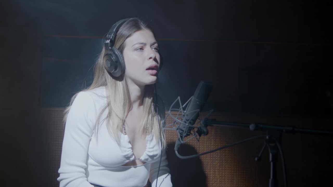 음악 스튜디오에서 일하는 아름다운 여성 가수