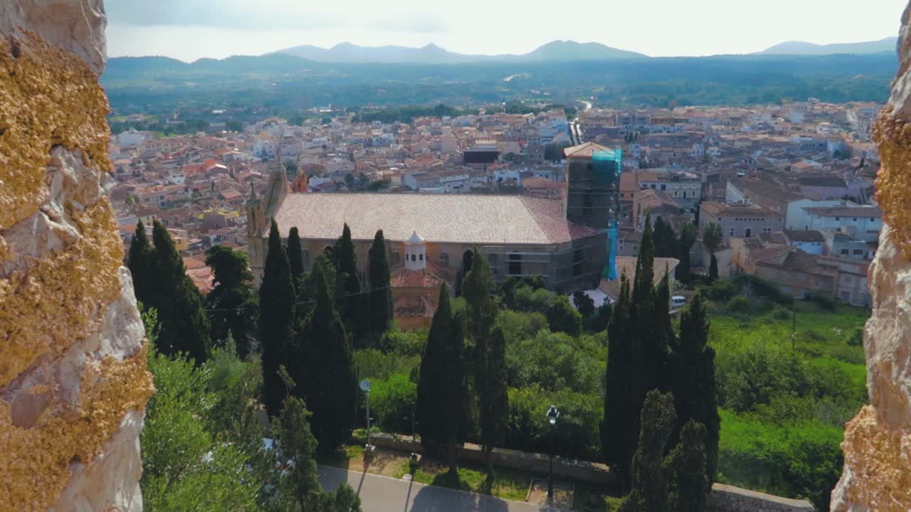 성 꼭대기에서 마요르카의 캡데페라 마을의 아름다운 전망, 빛나는 하늘 아래 산이 있는 녹지 주택