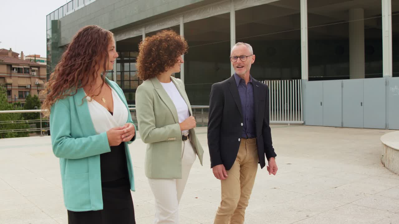 Tres personas de negocios caminando al aire libre