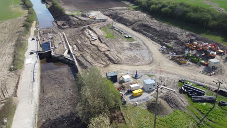 vuelo aéreo sobre nuevas construcciones en el desarrollo de una esclusa de canal en el norte de inglaterra
