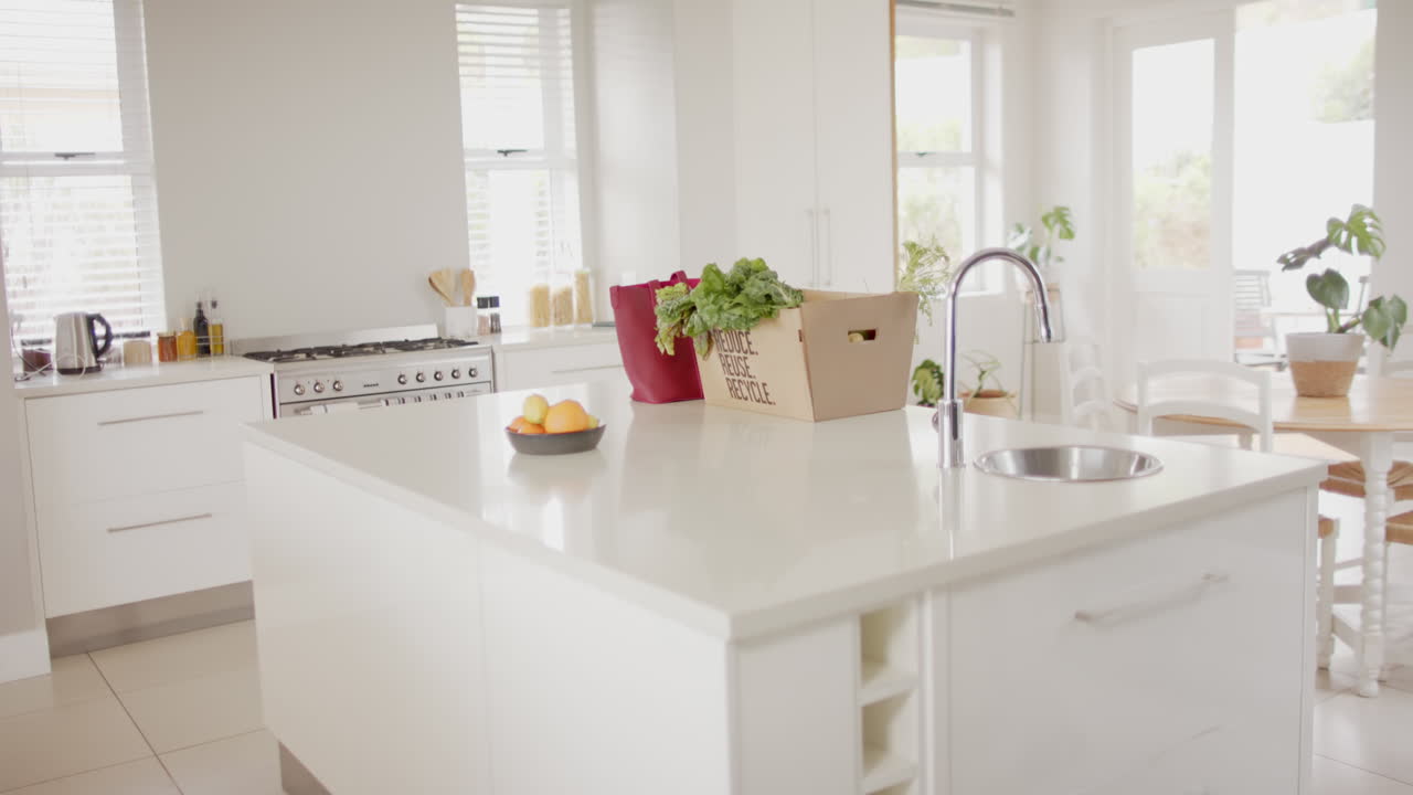 부, 복사 공간, 느린 동작과 함께 밝은 현대 인테리어의 일반적인 시각