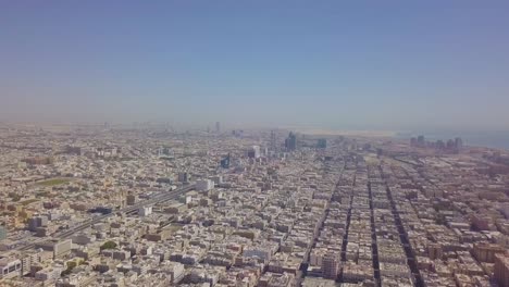 imágenes aéreas de la ciudad de khobar shamaliyah suwaiket junto con la autopista khobar dammam con el horizonte de khobar y dammam
