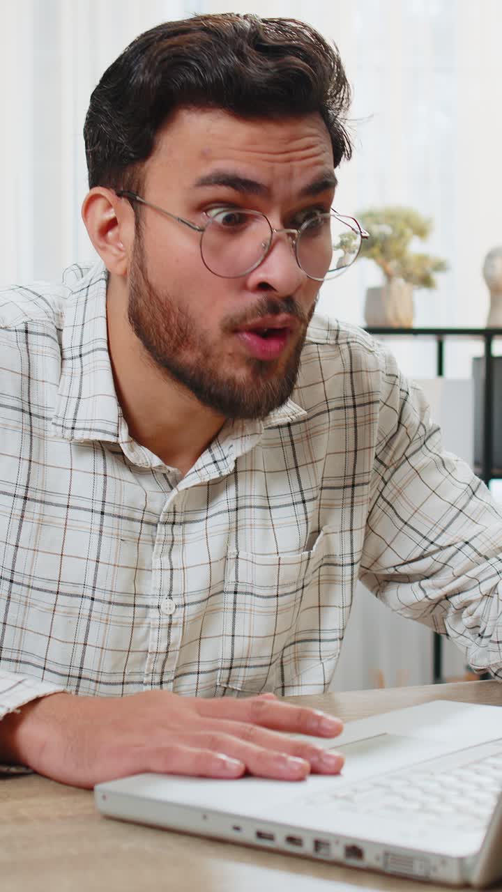 hombre de negocios sorprendido trabajando en una computadora portátil con una lupa wow expresión de búsqueda de análisis