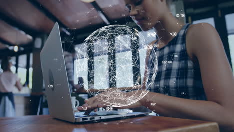animación de procesamiento de datos y globo sobre mujer de negocios biracial usando computadora portátil