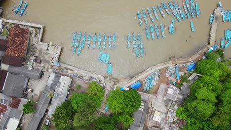 Gleitende-Drohnenaufnahme-Vieler-Traditioneller-Fischerboote,-Die-Am-Hafen-Verankert-Sind---Baron-Beach,-Indonesien