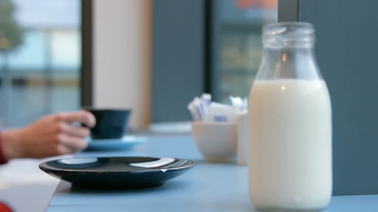 amigos tomando café juntos en una cafetería