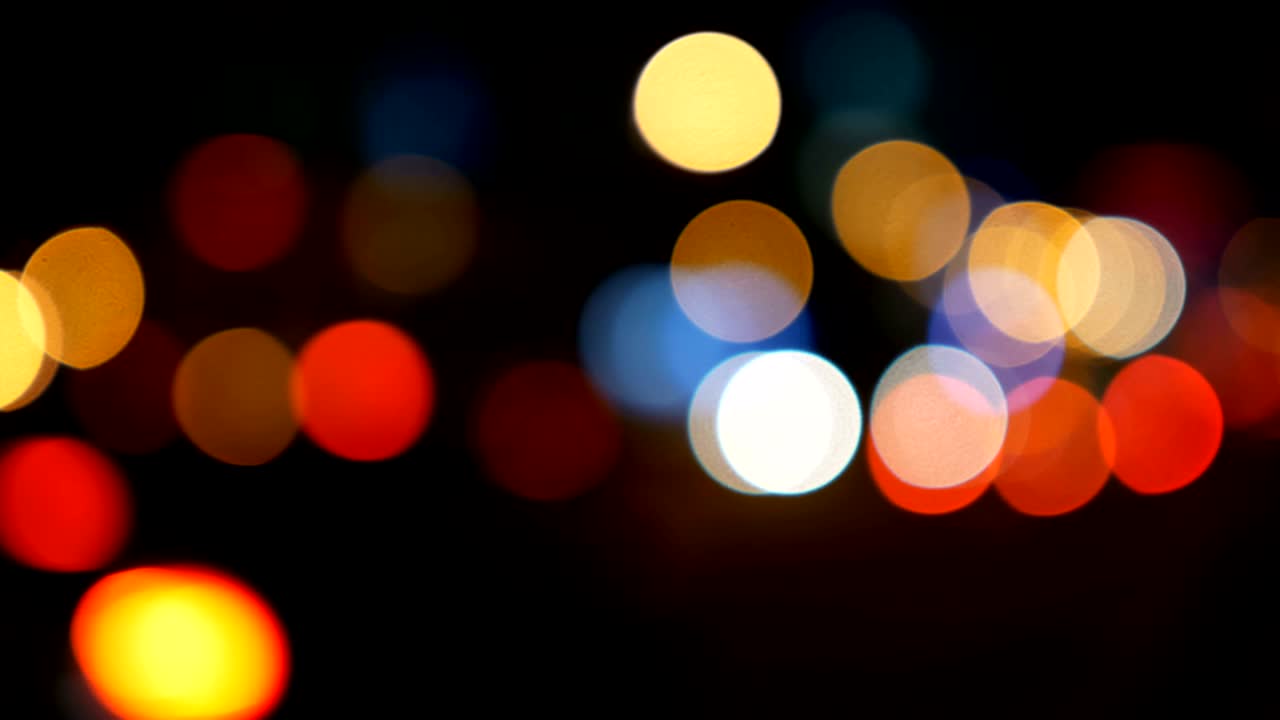 luces desenfocadas calle de los ángeles resumen. fondo borroso de la ciudad. círculos de bokeh en movimiento del tráfico nocturno.