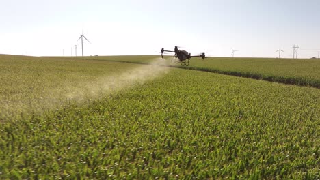 drones agrícolas rociando productos químicos en un campo de maíz en iowa en el verano