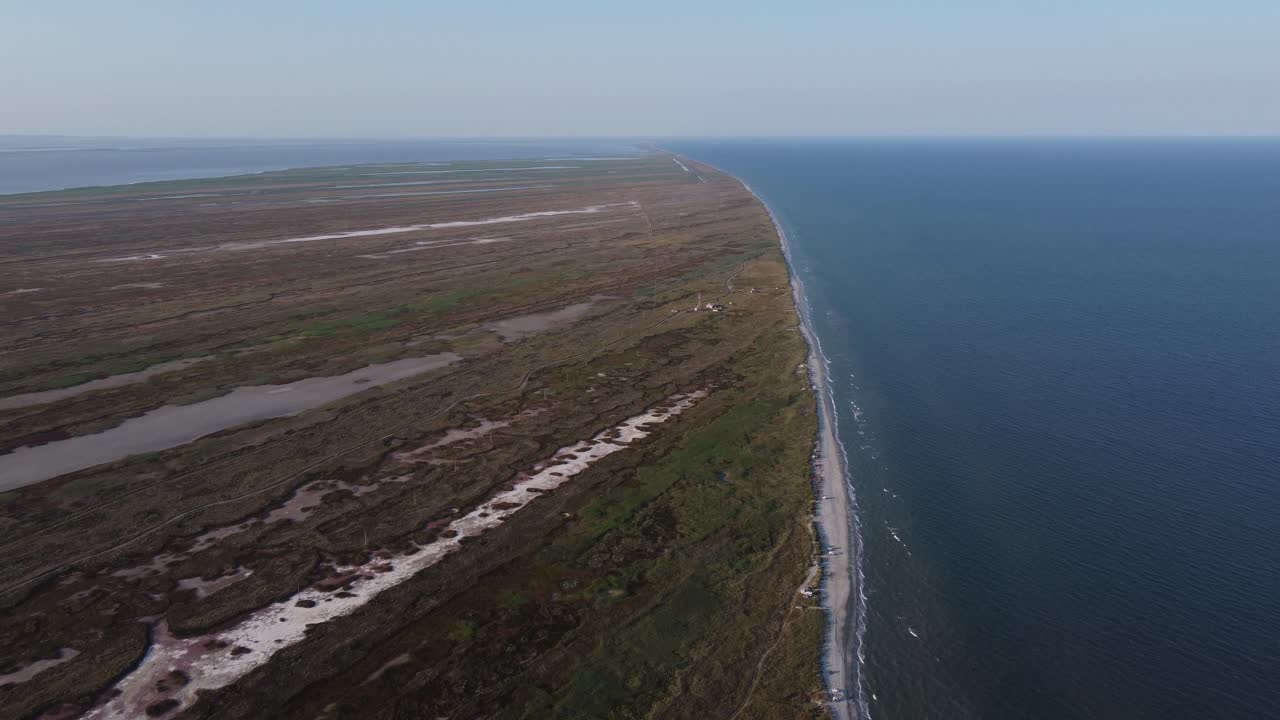vista aérea melancólica del delta del danubio y el encuentro del mar negro en el hábitat salvaje de gura portitei, rumania, europa