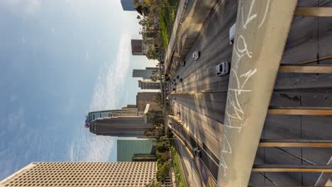 Vista-Vertical-De-Los-Vehículos-Que-Circulan-Por-La-Ruta-110-Desde-El-Puente-De-La-Calle-4-En-El-Centro-De-Los-ángeles,-California