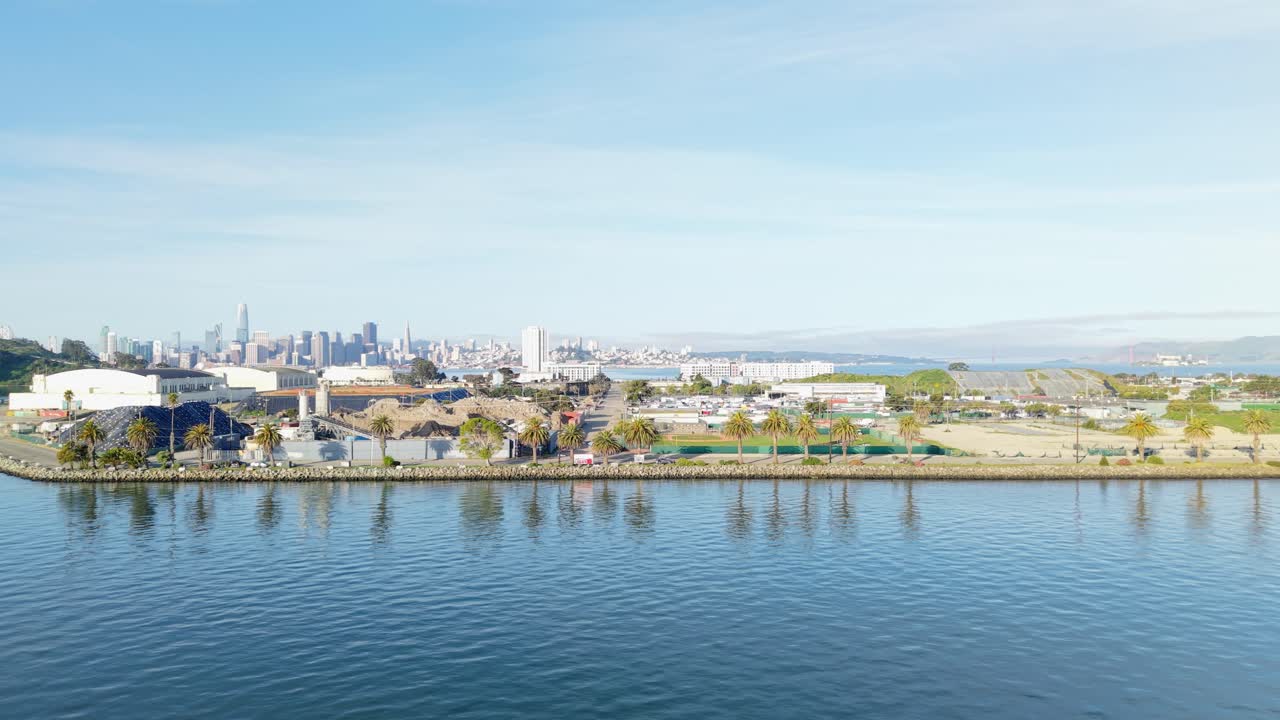 A slow zoom in view of the shoreline of Treasure Island shot in real time.