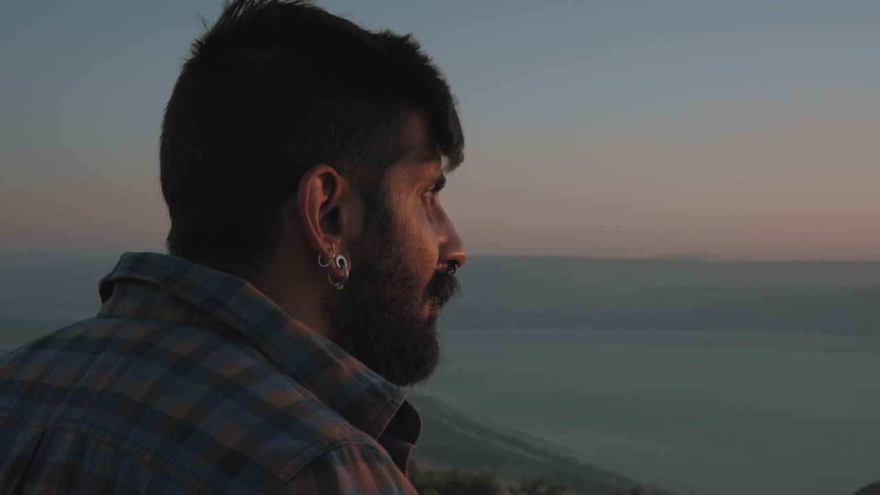 Uomo mediorientale che guarda il tramonto